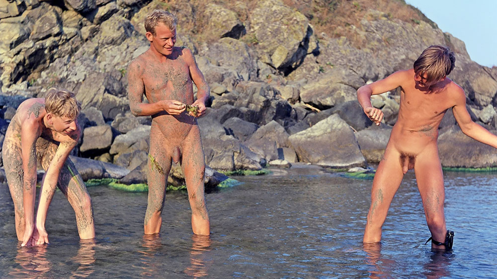 Nackt und frei - Nackte Männer beim Spiel am FKK-Strand Ropotamo in Bulgarien